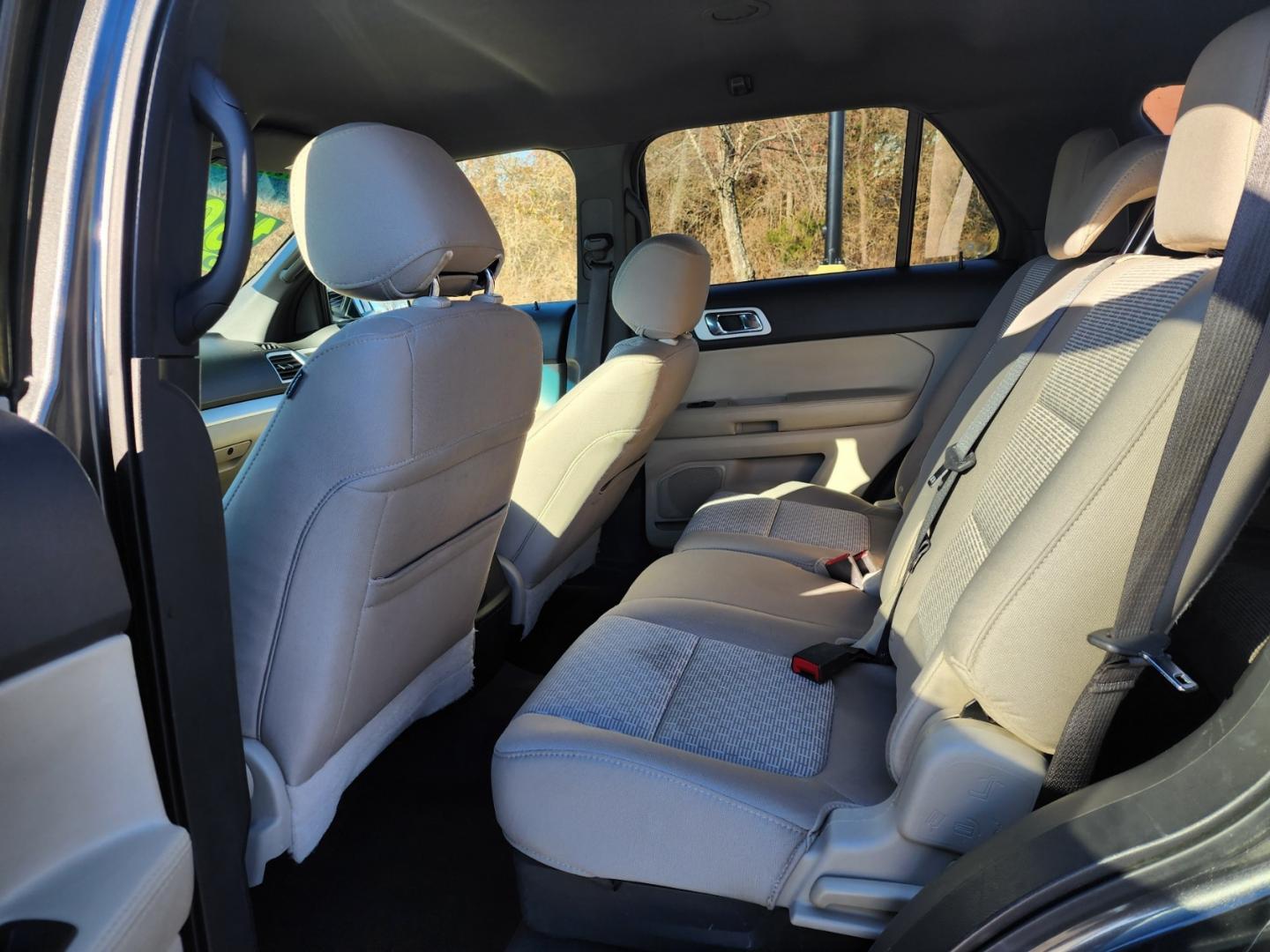 2015 Gray /Gray Ford Explorer XLT (1FM5K7D9XFG) with an 2.0 4CYL. engine, Automatic transmission, located at 1221 Madison St., Shelbyville, TN, 37160, (931) 680-9439, 0.000000, 0.000000 - Photo#5